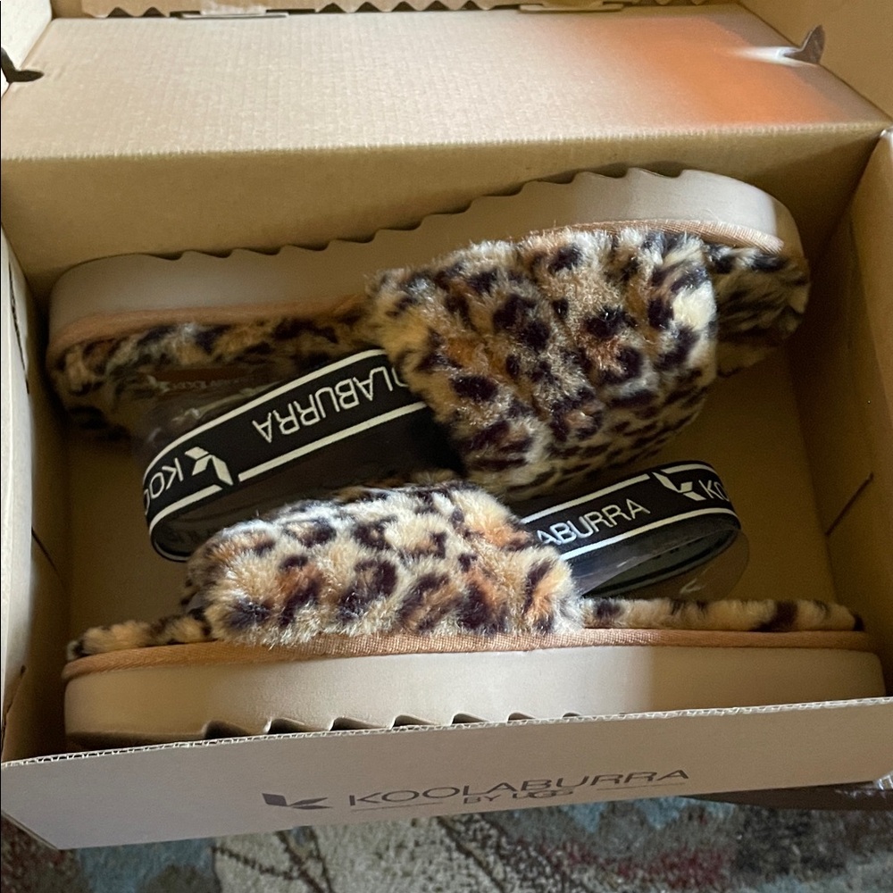 Koolaburra Tan and Black Fuzzy Leopard Slides by Ugg. Fuzz’n II Cheetah US9